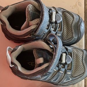 Kids keens hiking shoes size 8